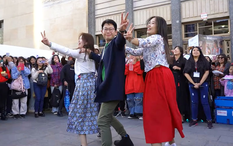 Algunos representantes de la Embajada de Corea en Bolivia realizan una presentación especial de K-pop.