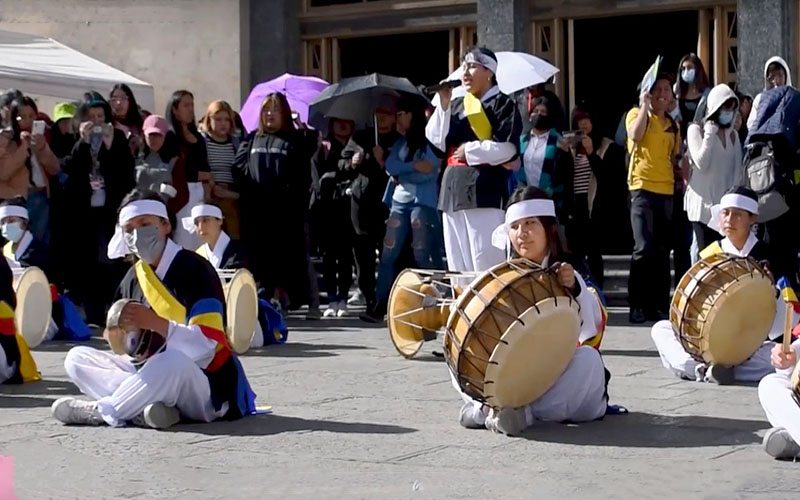 Un grupo de samulnori del Instituto Rey Sejong La Paz presenta la música tradicional coreana.