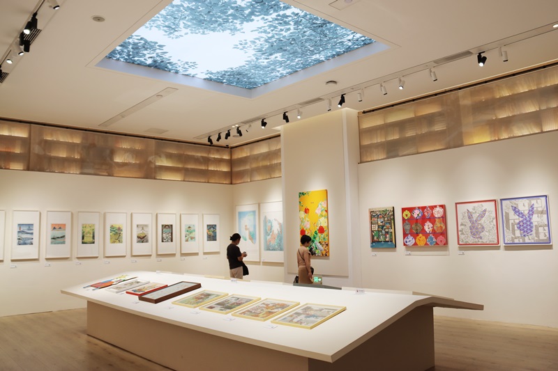 图为“和·合——中韩民间绘画交流展”上，展出的韩国与中国民画。图片来源：驻上海韩国文化院