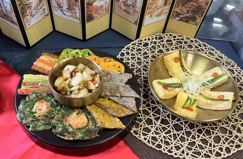 韩国料理老师现场教学制作三色煎饼。韩宣网名誉记者魏丹丹 摄