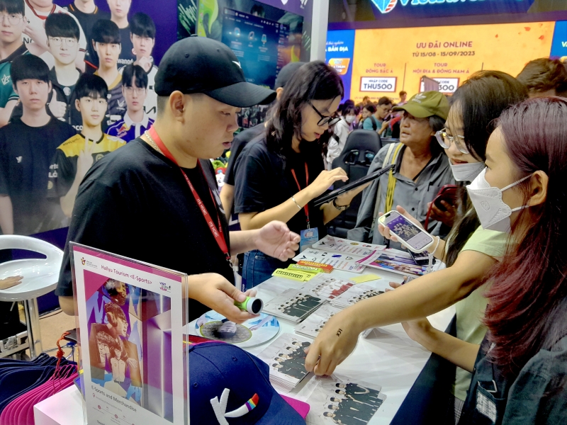 Khách tham quan check-in và nhận quà tại gian hàng của Tổng cục Du lịch Hàn Quốc (KTO). (Ảnh: Vũ Lê Kim Oanh)