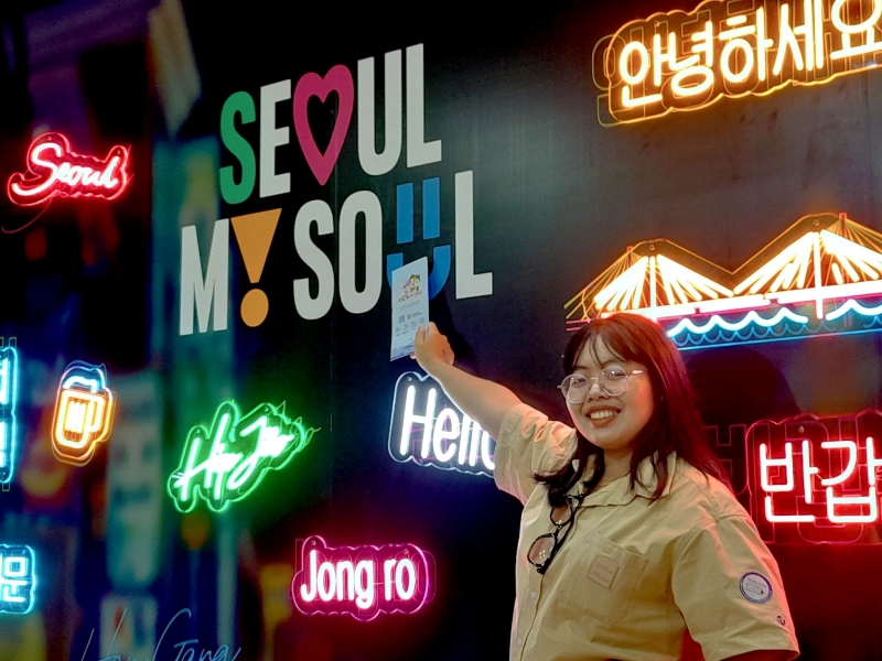 Phóng viên danh dự Korea.net check-in tại gian hàng Seoul My Soul. (Ảnh: Vũ Lê Kim Oanh)  