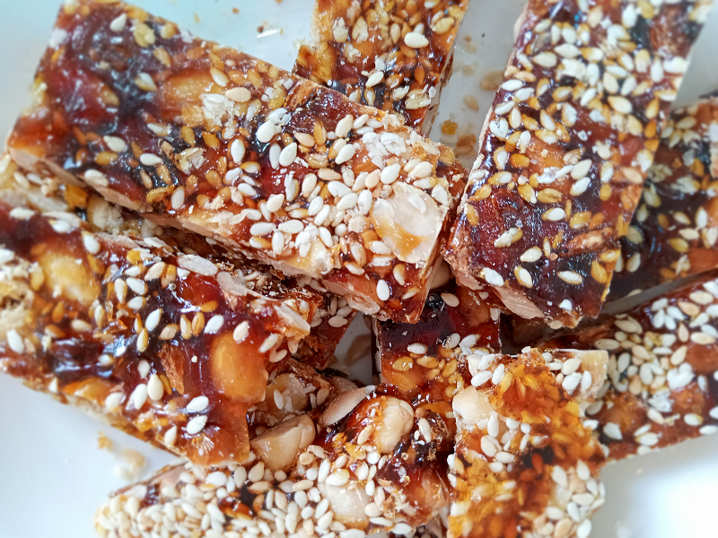 Màu sắc bắt mắt và mùi vị hấp dẫn của Yeot-gangjeong đã khiến mình không khỏi say đắm. (Ảnh: Lưu Thị Thu Loan)