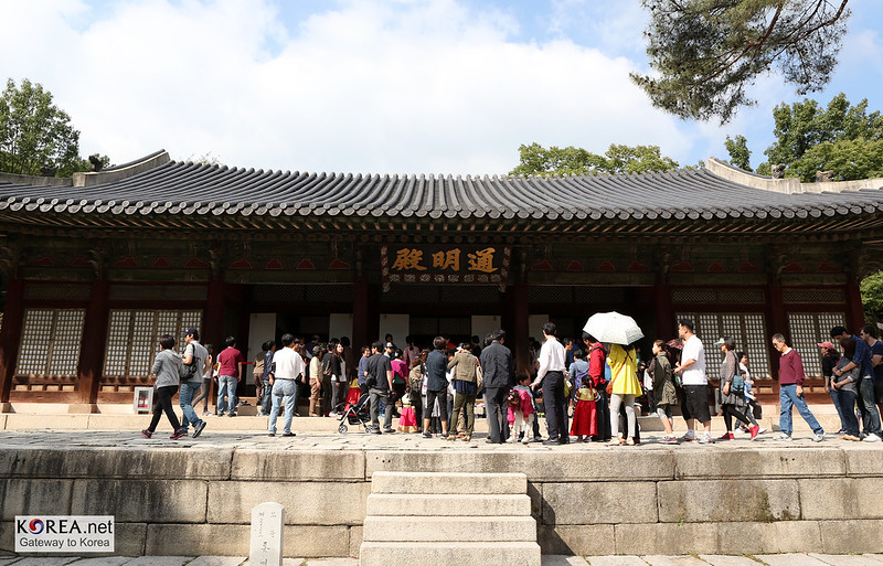 Гости в Чхусок во дворце Чхангёнгун. / Фото: Korea.net