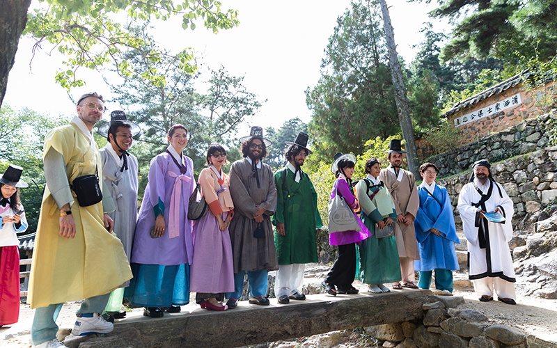 Actividad grupal de bienvenida a los artistas que participaron en el Programa de Residencias del Centro Cultural de Asia (ACC, por sus siglas en inglés) del 2022, llevado a cabo en la ciudad de Gwangju, en Corea del Sur.