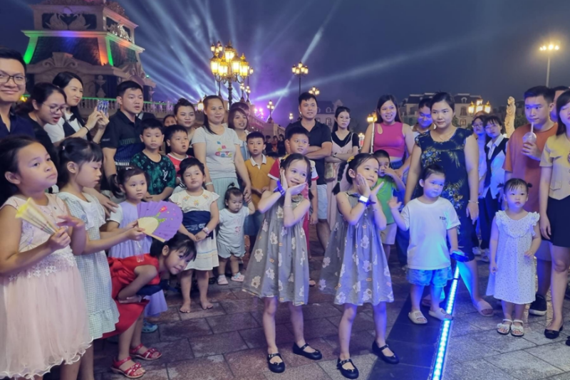 Đông đảo người ghé thăm và ngắm nhìn các bạn nhỏ tham gia trò chơi nhảy K-pop. (Ảnh: Trung tâm Văn hóa Hàn Quốc tại Việt Nam)