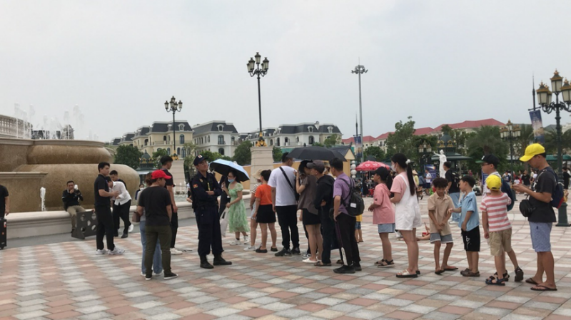Người xếp hàng tham gia trò chơi bắn cung. (Ảnh: Đặng Phương Thanh)