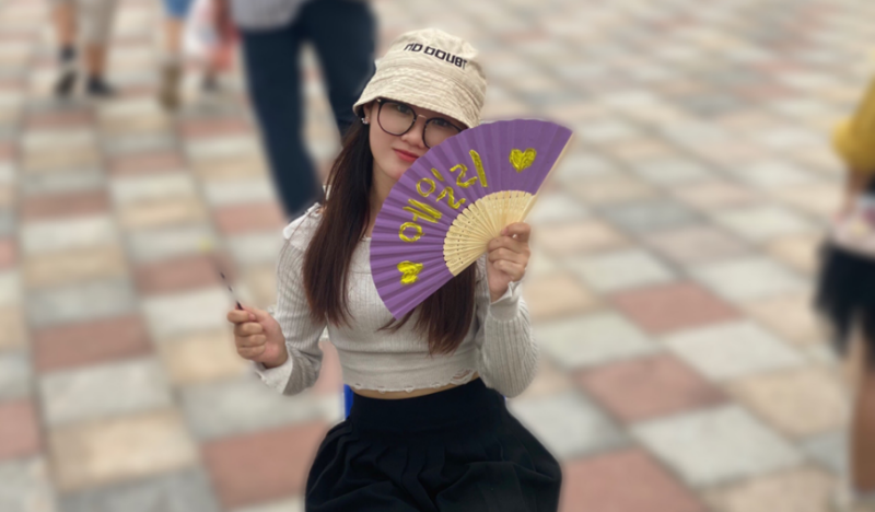 Chiếc quạt với dòng chữ Ailee nổi bật do chính tay mình trang trí tại lễ hội. (Ảnh: Đặng Phương Thanh)