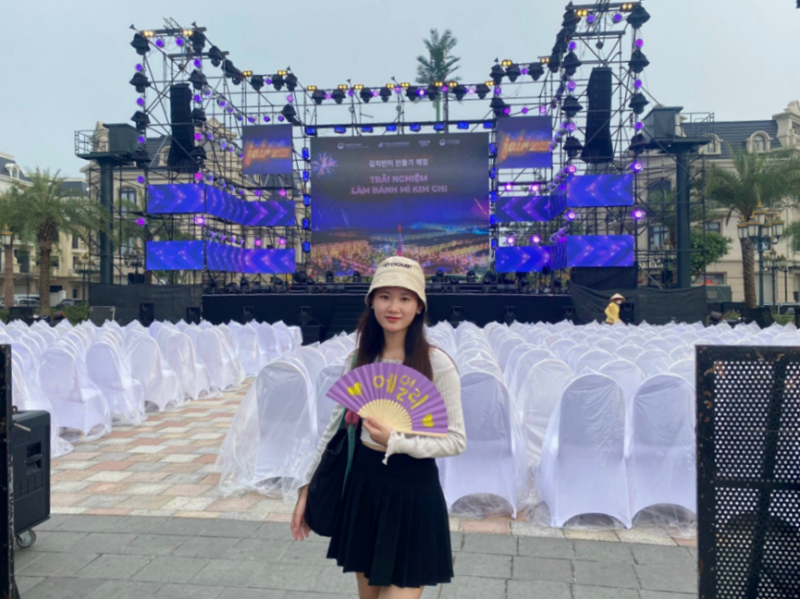 Mình rất háo hức chờ đợi đêm nhạc bùng nổ tại lễ hội “K-Food Fair 2023”. (Ảnh: Đặng Phương Thanh)