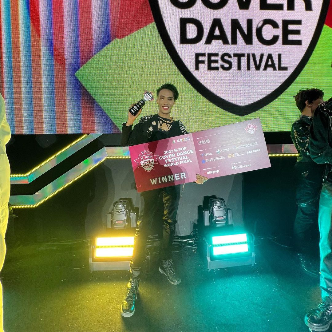 Yehuda Kawuwung berfoto dengan piala juara K-Pop Cover Dance Festival World Final. 