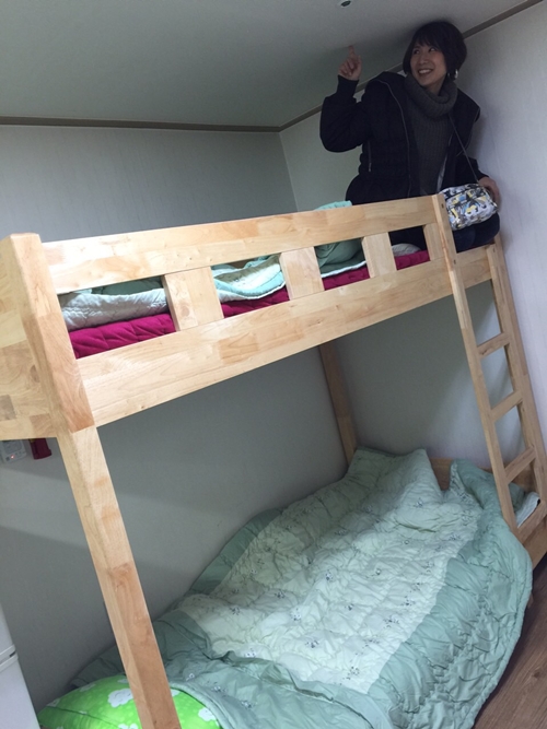 部屋のニ段ベット！布団等はクリーニングされたものが置いてありました。机は二つありました