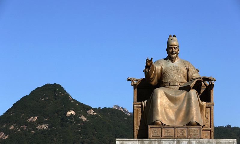 La statue dorée du roi Sejong sur la place Gwanghwamun, à Séoul.