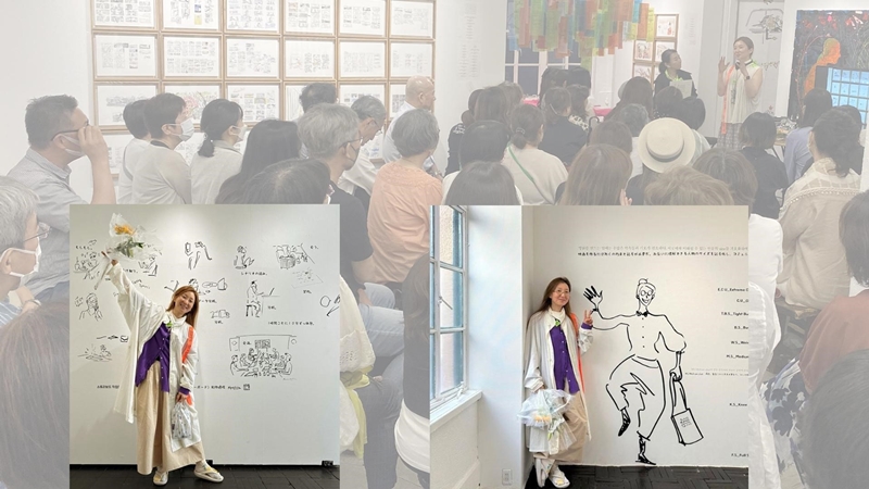 花束を片手に会場で微笑むカンスク作家（左）、自画像と並んで微笑むカンスク作家
