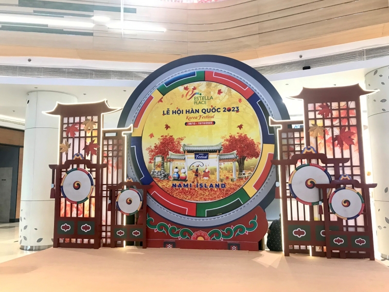 Khu vực sân khấu nơi diễn ra buổi lễ khai mạc và là nơi trình diễn của các tiết mục giải trí văn hóa như nhảy K-pop, múa truyền thống,... (Ảnh: Phạm Thị Hà Phương)