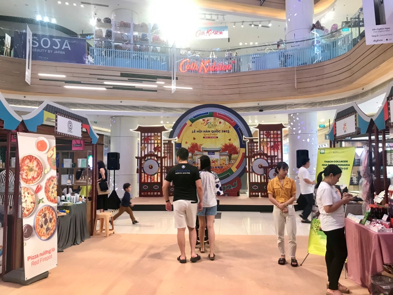 Khách tham quan đến “Lễ hội Hàn Quốc 2023” từ sớm để trải nghiệm sản phẩm, mùa hàng và tham gia các hoạt động văn hóa. (Ảnh: Phạm Thị Hà Phương)
