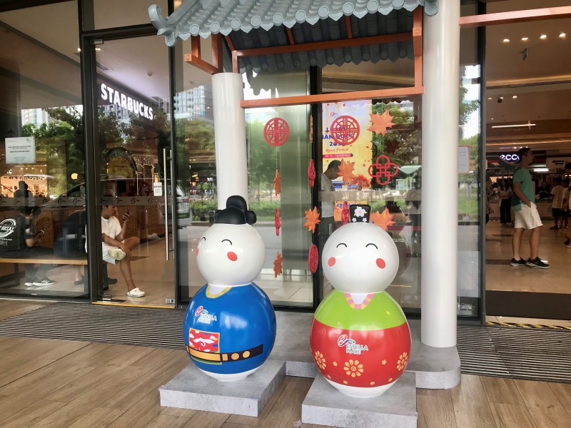 Bức tượng người tuyết mặc trang phục tân lang tân nương vô cùng đáng yêu cũng xuất hiện trước cửa ra vào. Mô hình này được lấy cảm hứng từ những bức tượng nổi tiếng ở đảo Nami. (Ảnh: Phạm Thị Hà Phương)