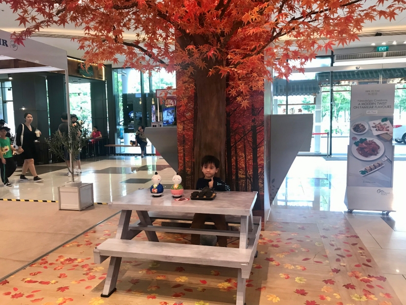 Các em bé thích thú chụp hình kỷ niệm tại khu vực lễ hội. (Ảnh: Phạm Thị Hà Phương)