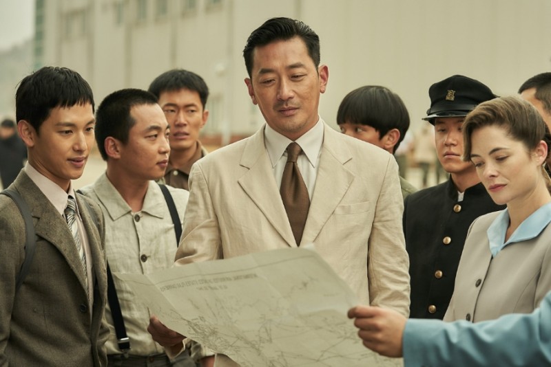 图为电影《1947波士顿》的剧照。民众在机场送别韩国代表队。图片来源：乐天娱乐