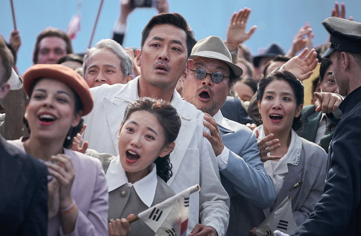 波士顿的众多韩侨们亲身到场为韩国代表队加油打气，图为电影《1947波士顿》的剧照。图片来源：乐天娱乐
