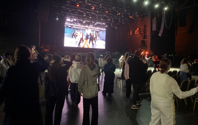 Зрители MDKM K-POP CONFEDANCE 2023 участвуют в игре «рандом-дэнс». / Фото: Артем Мелихов