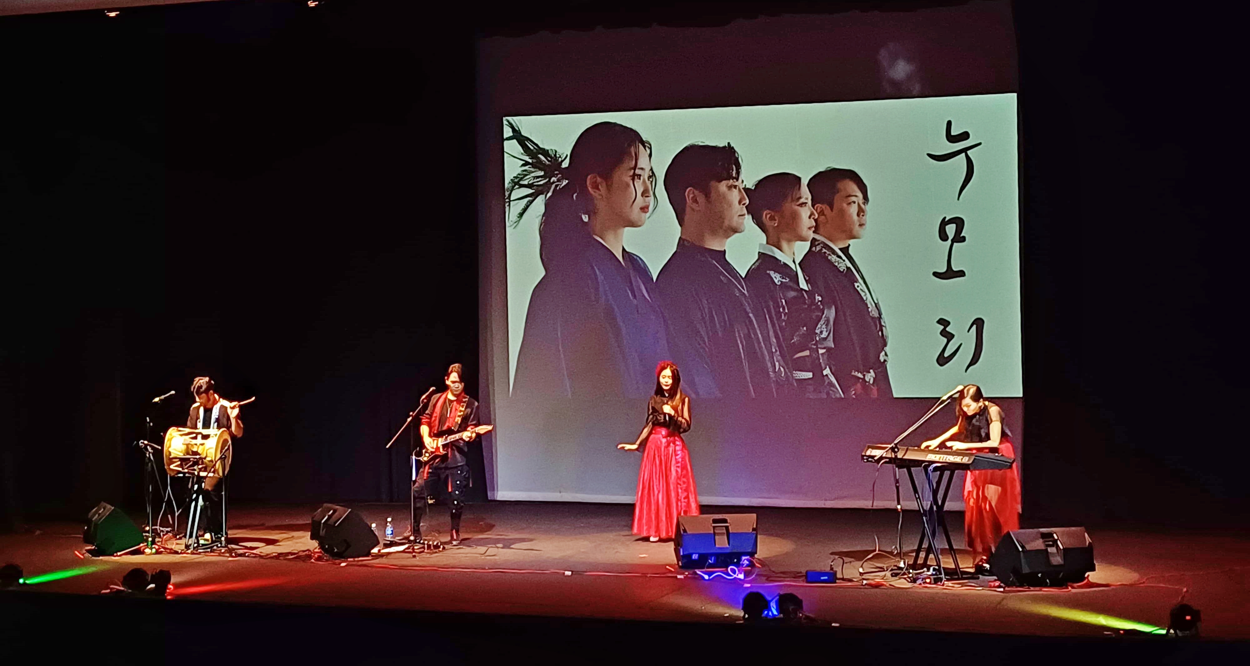 La banda de música electro tradicional coreana Numori se presenta el 7 de octubre en el Auditórium Fepade en San Salvador, El Salvador. Ellos mostraron su nuevo estilo de música lleno de diversión e instrumentos tradicionales coreanos. De izquierda a derecha están Sangjoon Moon, Junseok Jeong, Ahjin Lee y Anna Lee.