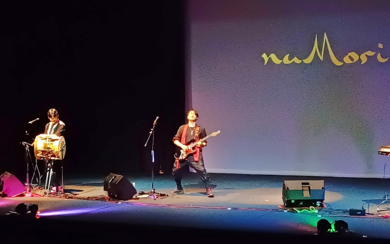 Los integrantes Numori muestran sus habilidades con el janggu y la guitarra eléctrica, creando una hermosa combinación de estilos tradicionales y modernos.
