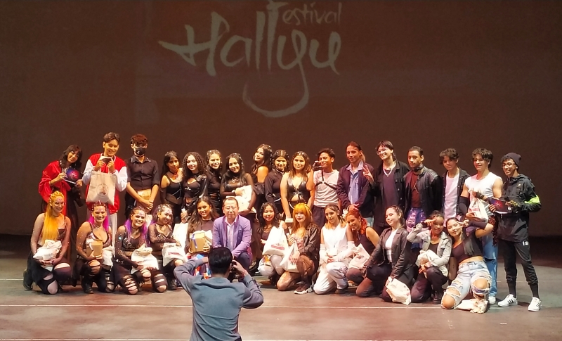 El 23 de julio, el embajador de Corea en Venezuela Hanuk Chung y los asistentes venezolanos posan para una foto grupal durante al Festival Hallyu 2023, llevado a cabo en el Centro Cultural Chacao, en Caracas.