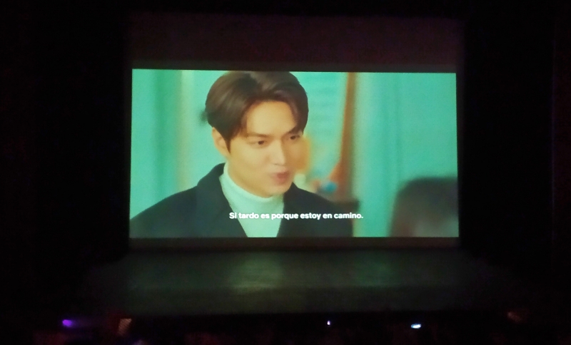 La imagen muestra una escena en la que aprece el actor surcoreano Lee Min-ho durante la proyección de los mejores actores coreanos del año 2023, llevada a cabo en el Festival Hallyu 2023.