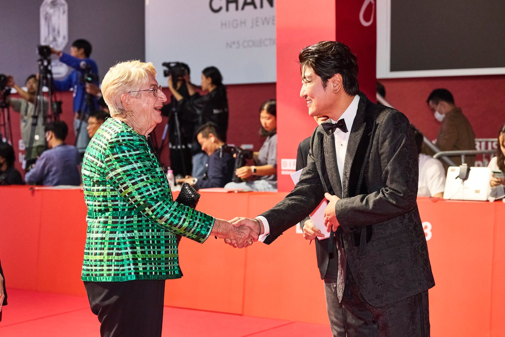 Martine Thérouanne, présidente du Jury Jiseok accueillie par l’acteur Song Kang-ho (Parasite, les Bonnes étoiles, prix d’interprétation masculine Cannes 2022).