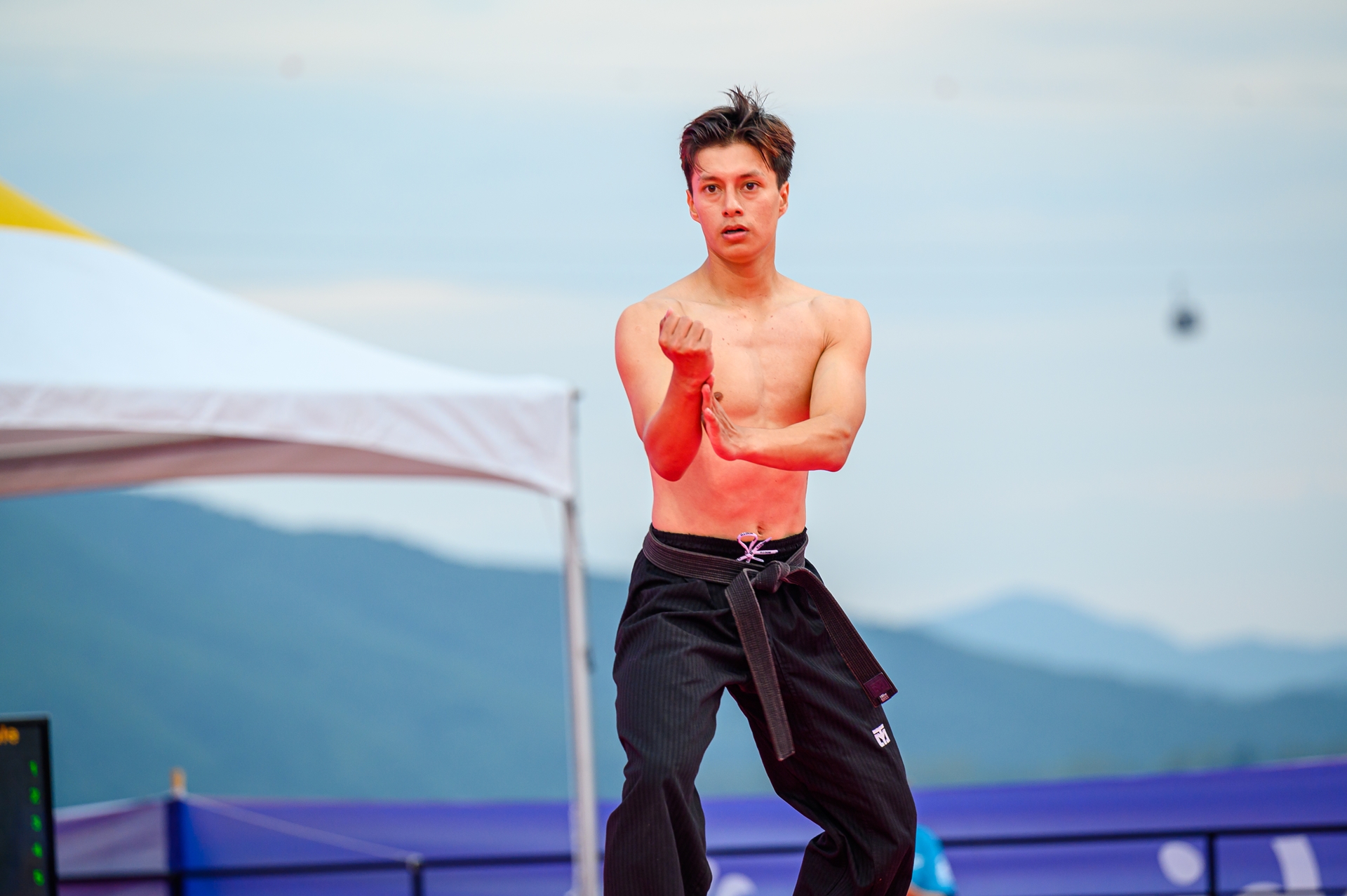 El taekwondista ecuatoriano Joel Campos se presenta, el 18 de agosto, durante el Campeonato Mundial de Taekwondo de Playa, llevado a cabo en la ciudad de Chuncheon, provincia de Gangwon-do, Corea. | Sitio web oficial del Festival Cultural Mundial de Taekwondo de Gangwon-Chuncheon