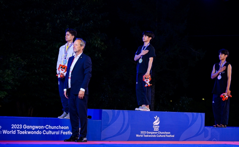 Joel Campos (izda.) con su medalla de plata en el Campeonato Mundial de Taekwondo de Playa. | Sitio web oficial del Festival Cultural Mundial de Taekwondo de Gangwon-Chuncheon