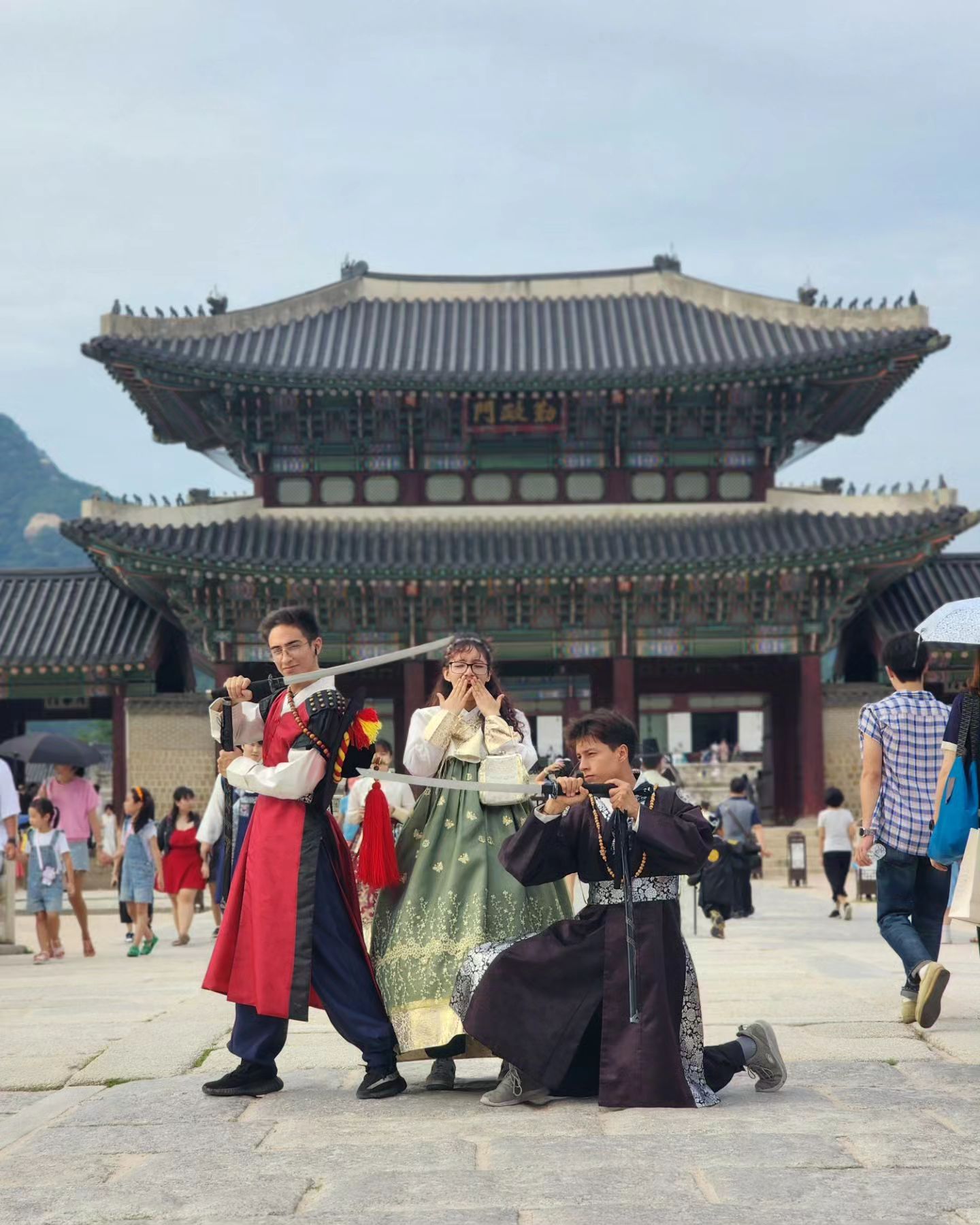 Joel Campos y sus amigos vestidos con el tradicional coreano hanbok posan en el palacio de Gyeongbokgung, en el centro de Seúl. | Joel Campos