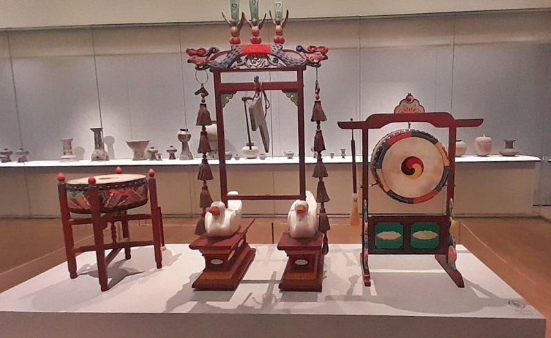 Desde la izquierda, se muestra el kyobango, el teukgyeong y el jwago, unos instrumentos de percusión tradicioanles de Corea, exhibido en el Museo Metropolitano de Arte en Nueva York.
