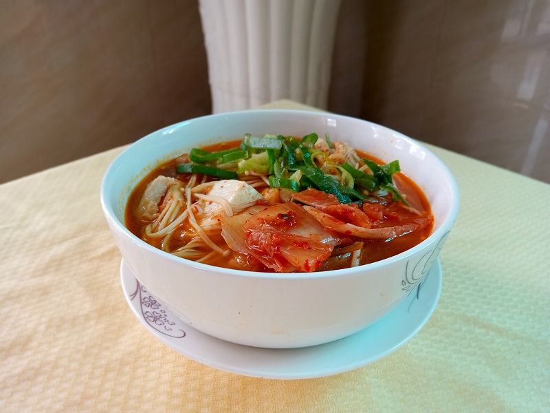 “Kimchi-jjigae” (canh Kimchi) là một món ăn quen thuộc với người Hàn Quốc cũng như rất được ưa chuộng tại xứ sở Kim Chi. (Ảnh: Lưu Thị Thu Loan)