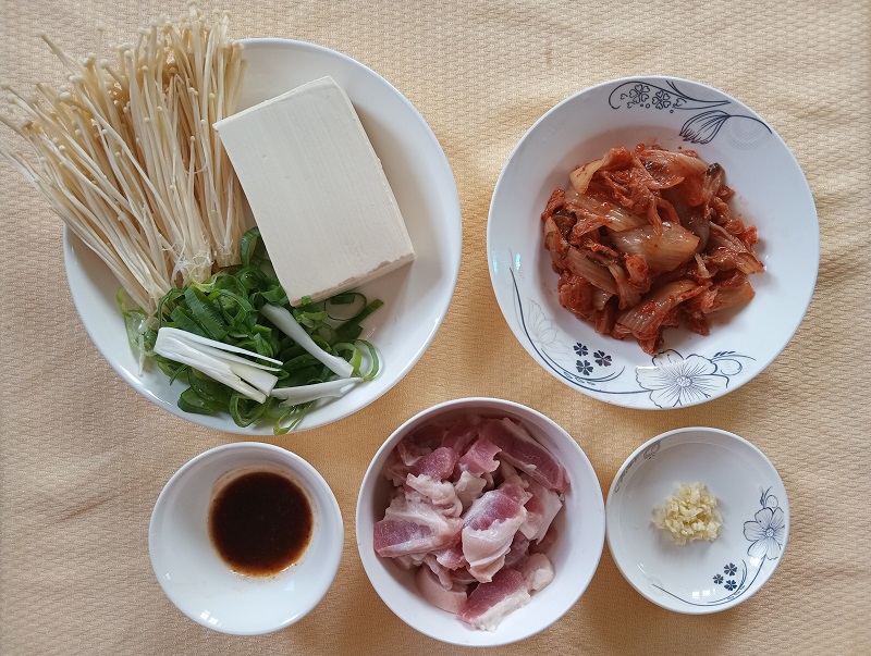Nguyên liệu không thể thiếu trong món Kimchi-jjigae chính là Kimchi và thịt lợn. (Ảnh: Lưu Thị Thu Loan)