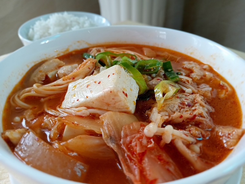 Màu sắc của Kimchi-jjigae cực kỳ hấp dẫn với sự pha trộn của nhiều nguyên liệu. (Ảnh: Lưu Thị Thu Loan)