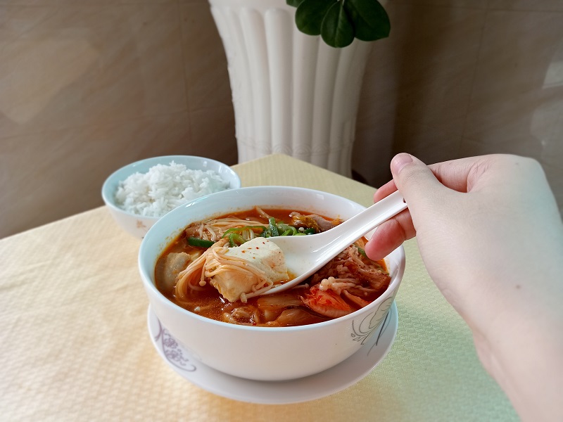 Kimchi-jjigae sẽ trở nên hoàn hảo khi ăn cùng với cơm trắng. (Ảnh: Lưu Thị Thu Loan)