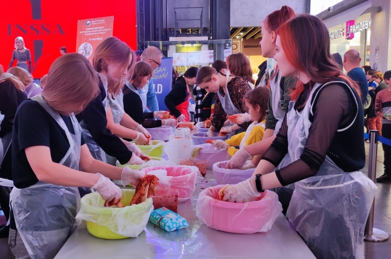 Первый поток участников мастер-класса по приготовлению кимчи на фестивале «Кимчи», который прошел 14 октября в Нижнем Новгороде. / Фото: Екатерина Клюшенкова
