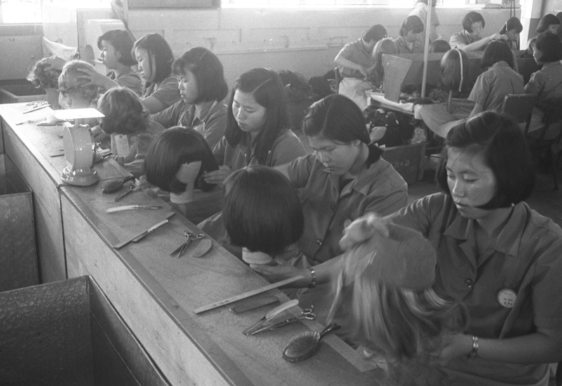 Creación de pelucas en una fábrica en Corea en 1970 | Grupo del Banco Mundial 