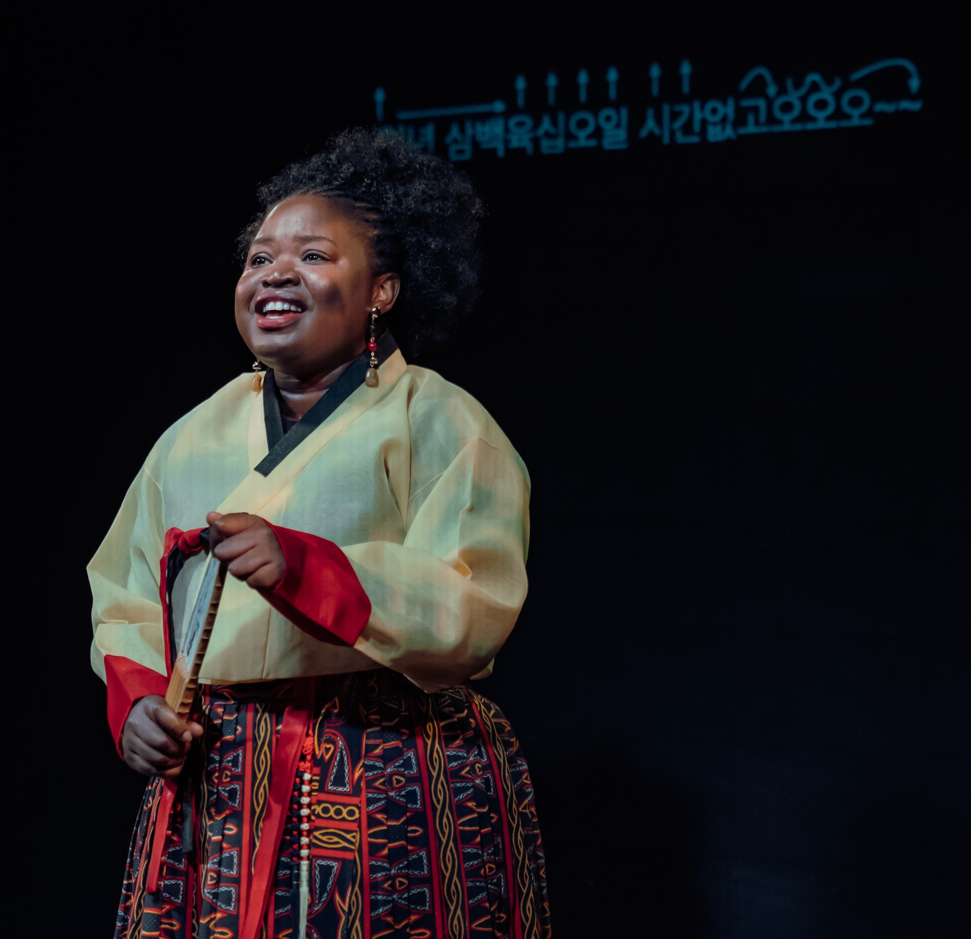 Laure Mafo vêtue du hanbok, sur lequel peut être reconnu le toghu.