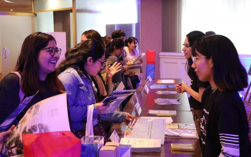 Los miembros de la Asociación Académica Peruano-Coreana (Asapec) y del programa 'Amigos de Corea' brindan información sobre la oferta educativa de las universidades coreanas. | Embajada de Corea del Sur en Perú 