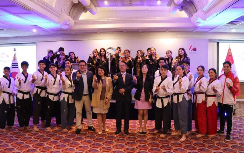 La feria educativa Study in Korea 2023 contó con la presencia del personal diplomático de la Embajada de Corea en Perú, los representantes del Pronabec y público en general. De derecha a izquierda: Sorie Lee, encargada de asuntos educativos y culturales de la Embajada de Corea en Perú; Choi Jong-uk, embajador de Corea en Perú; Ivette Infantes Montalvo, directora ejecutiva del Pronabec; y Jorge Reyes Bravo, coordinador en cooperación internacional del Pronabec, en compañía del equipo de taekwondo y del grupo Inclosure Dance. | Embajada de Corea del Sur en Perú