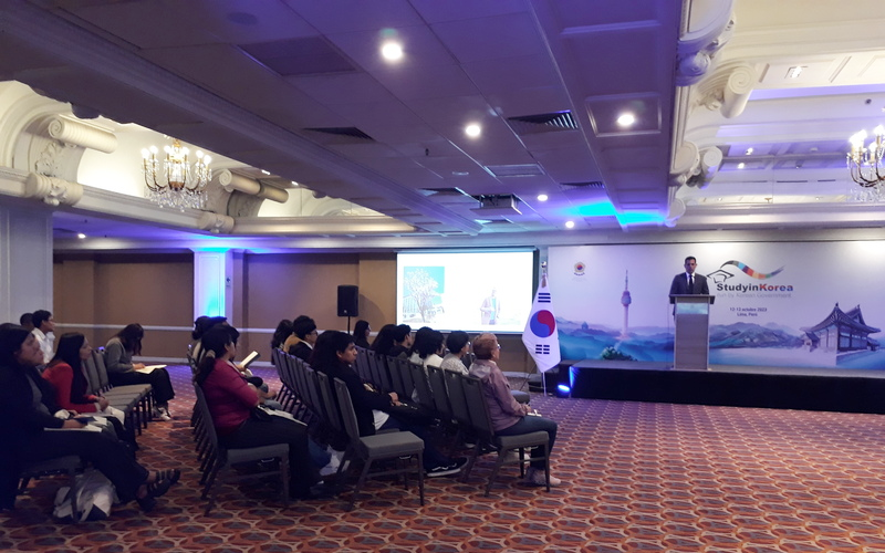 David Yompian comparte sus experiencias como exbecario de la las becas ofrecidas por el Gobierno surcoreano a través del programa Global Korea Scholarship (GKS). | Liz Paucar Nureña