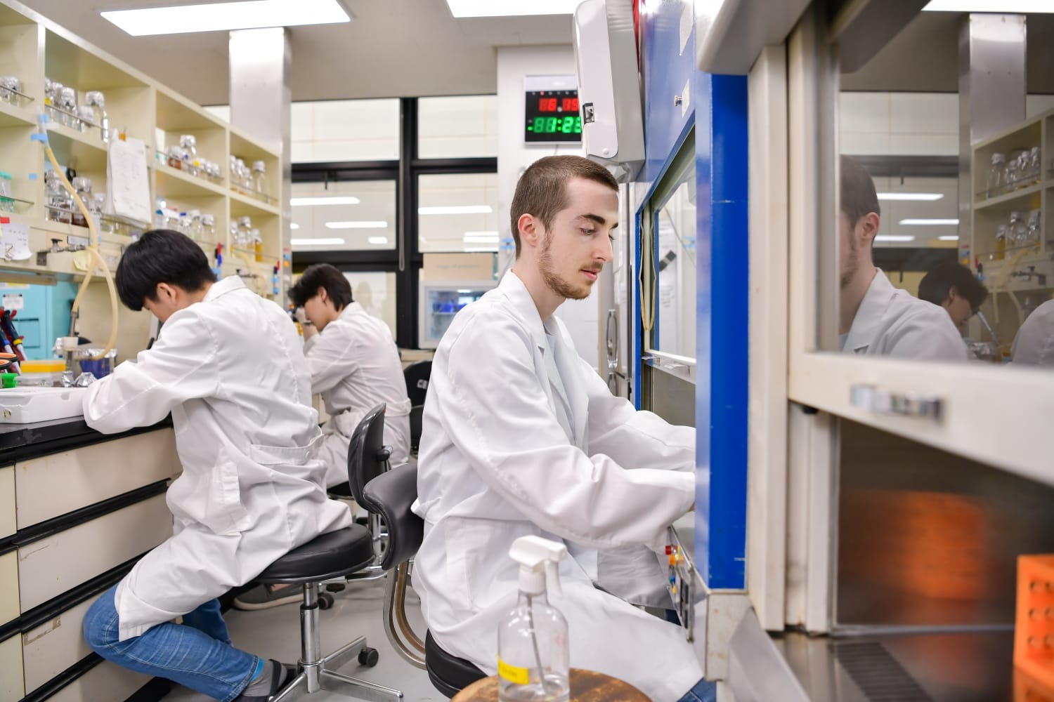 Armand au travail dans son laboratoire.