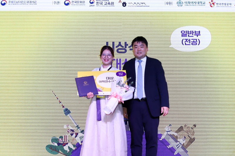 Bạn Hải Yến chụp ảnh kỷ niệm cùng Ông Choi Seung Jin – Giám đốc Trung tâm Văn hóa Hàn Quốc (KCC) tại Việt Nam (Ảnh: Trang Facebook của Trung tâm Văn hóa Hàn Quốc tại Việt Nam) 