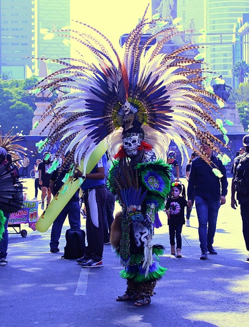 La foto muestra a una persona disfrazada como un catrín tradicional en la mega procesión de catrinas 2023, celebrada el 22 de octubre en la Ciudad de México. 
