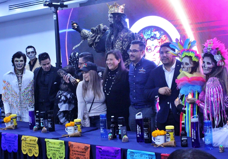 El 18 de octubre, unos participantes de la conferencia de prensa, presidida por la fundadora de la mega procesión de catrinas, Jessica Elizabeth Esquivias, posan para una foto grupal. 