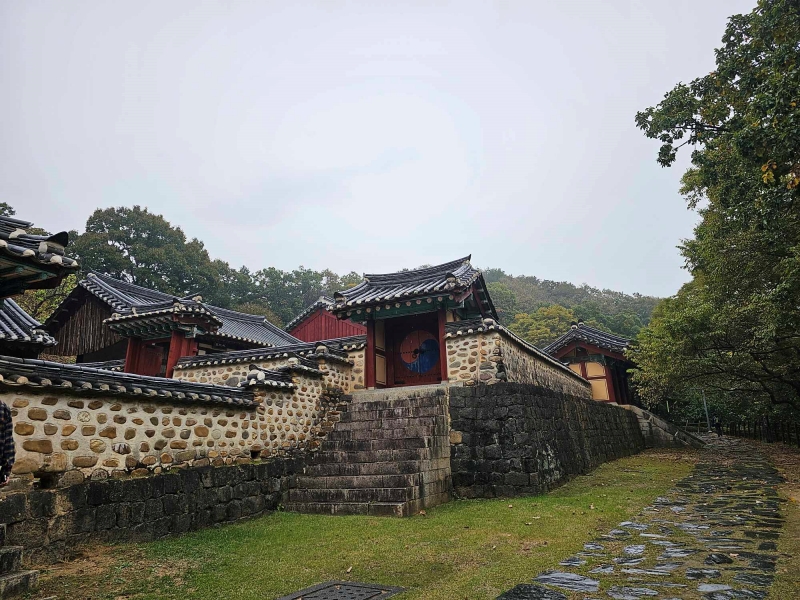 Khu đất Sunguijeonji mang đậm nét phong cách kiến trúc truyền thống của Hàn Quốc. Khu đất này đã có đền thờ Sunguijeon, nơi tổ chức các nghi lễ tổ tiên cho các vị vua. (Ảnh: Nguyễn Thị Huyền Trang)