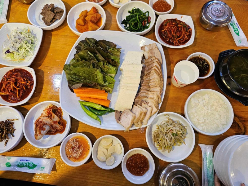 Thịt luộc Bossam là một món ăn quen thuộc nhưng Bossam kèm đậu phụ khá là mới lạ với chúng mình. (Ảnh: Nguyễn Thị Huyền Trang)