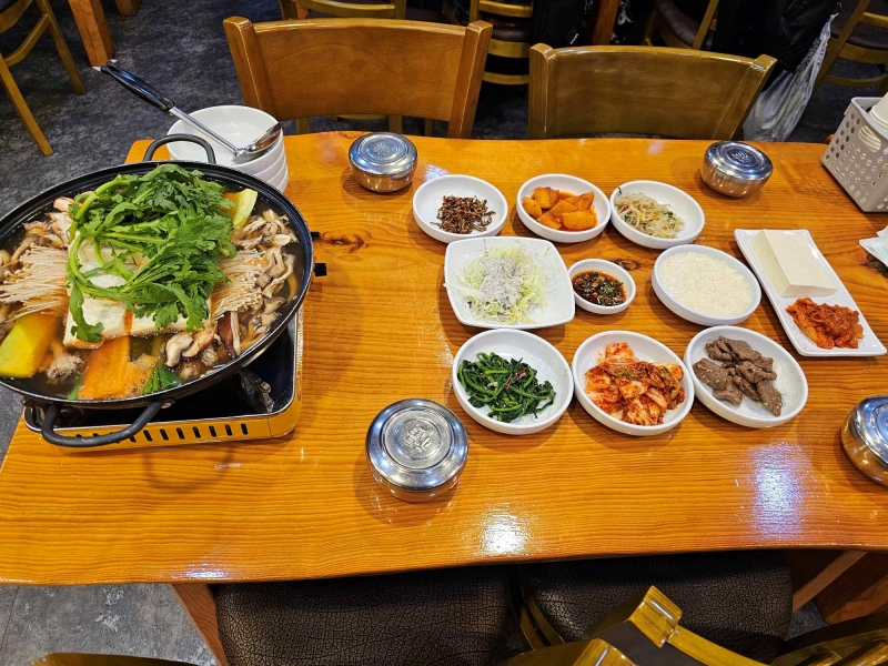Canh đậu phụ ăn kèm với các món Banchan chế biến từ đậu tương. (Ảnh: Nguyễn Thị Huyền Trang)